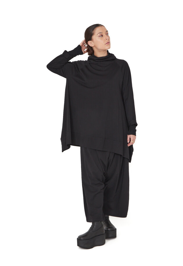 Sort Aarhus - Oversized blouse with a soft, high neckline