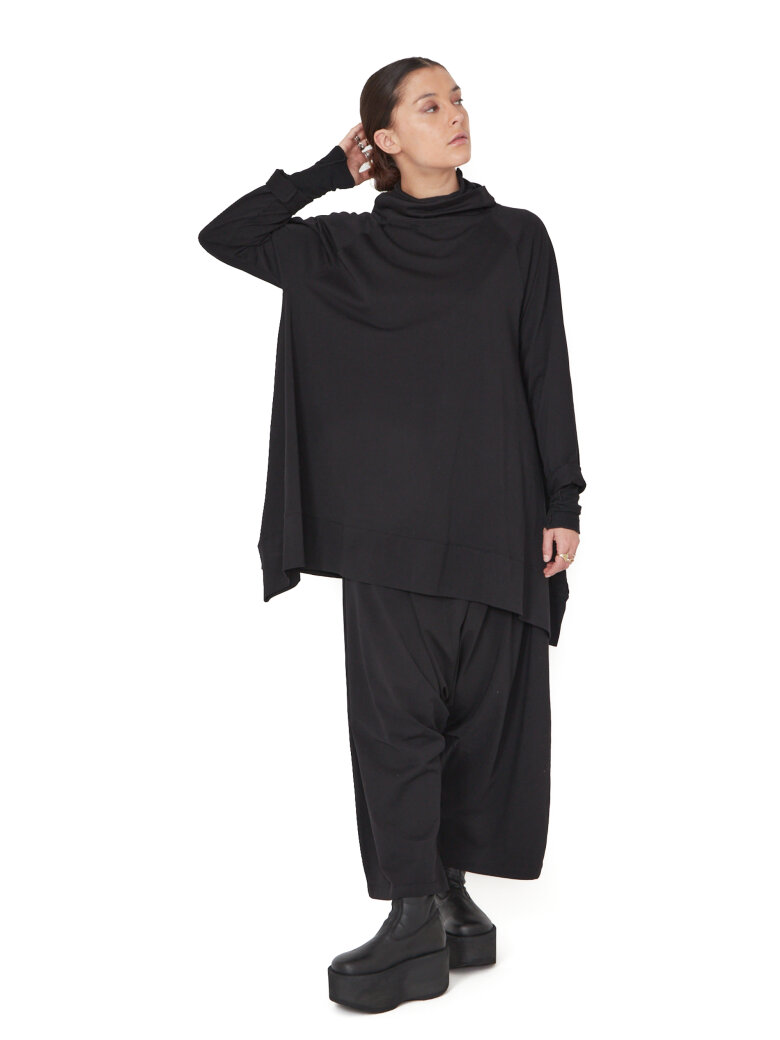 Sort Aarhus - Oversized blouse with a soft, high neckline