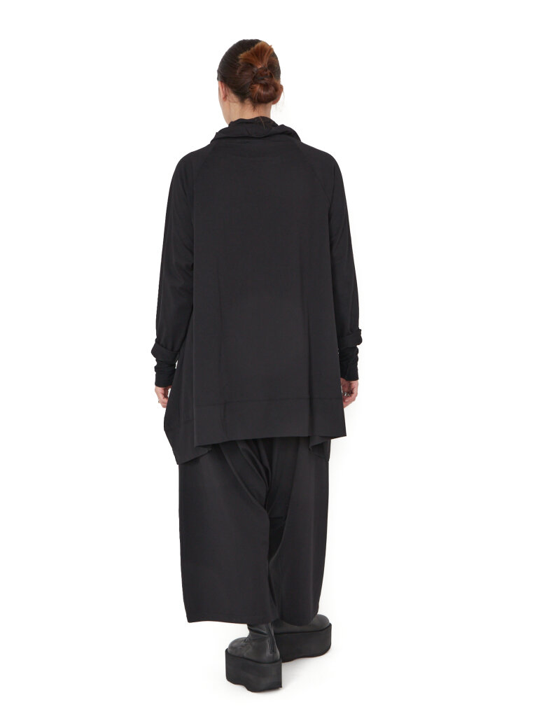 Sort Aarhus - Oversized blouse with a soft, high neckline