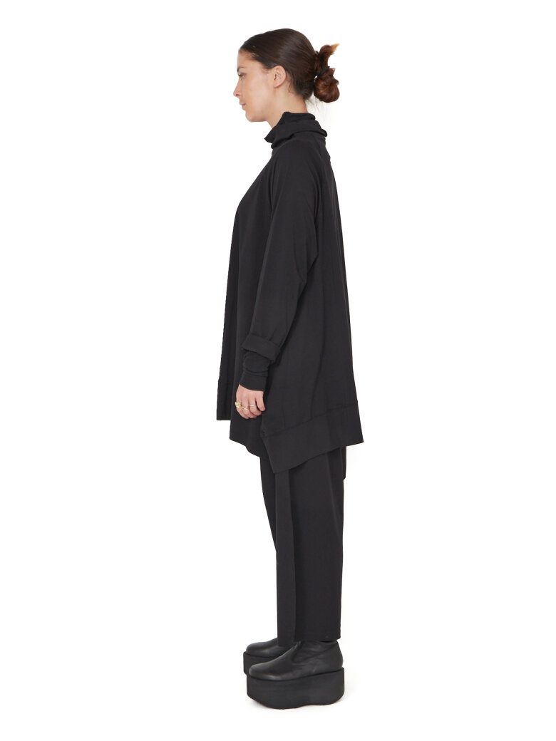 Sort Aarhus - Oversized blouse with a soft, high neckline
