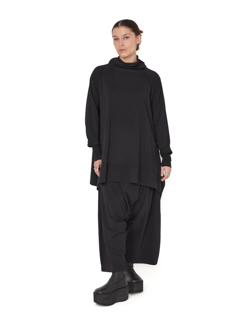 Sort Aarhus - Oversized blouse with a soft, high neckline