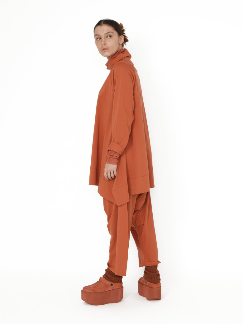 Sort Aarhus - Oversized blouse with a soft, high neckline