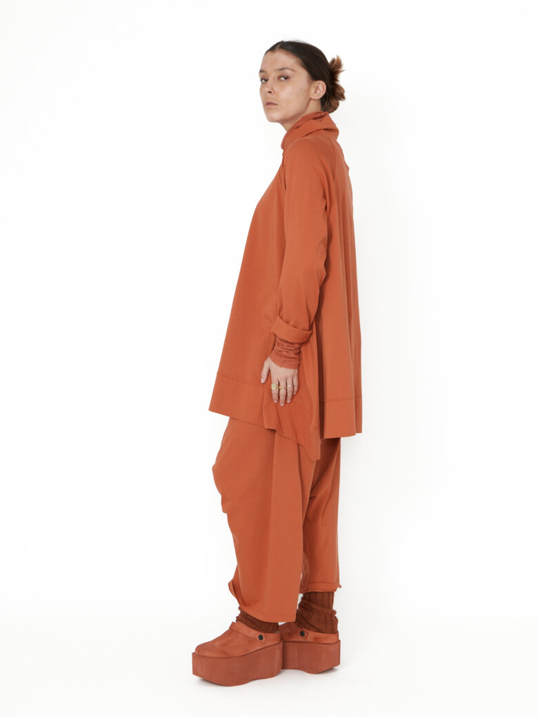 Sort Aarhus - Oversized blouse with a soft, high neckline