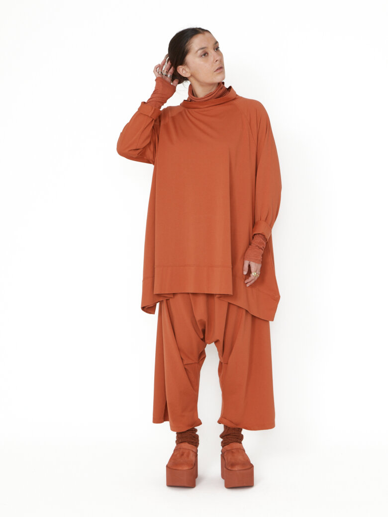 Sort Aarhus - Oversized blouse with a soft, high neckline