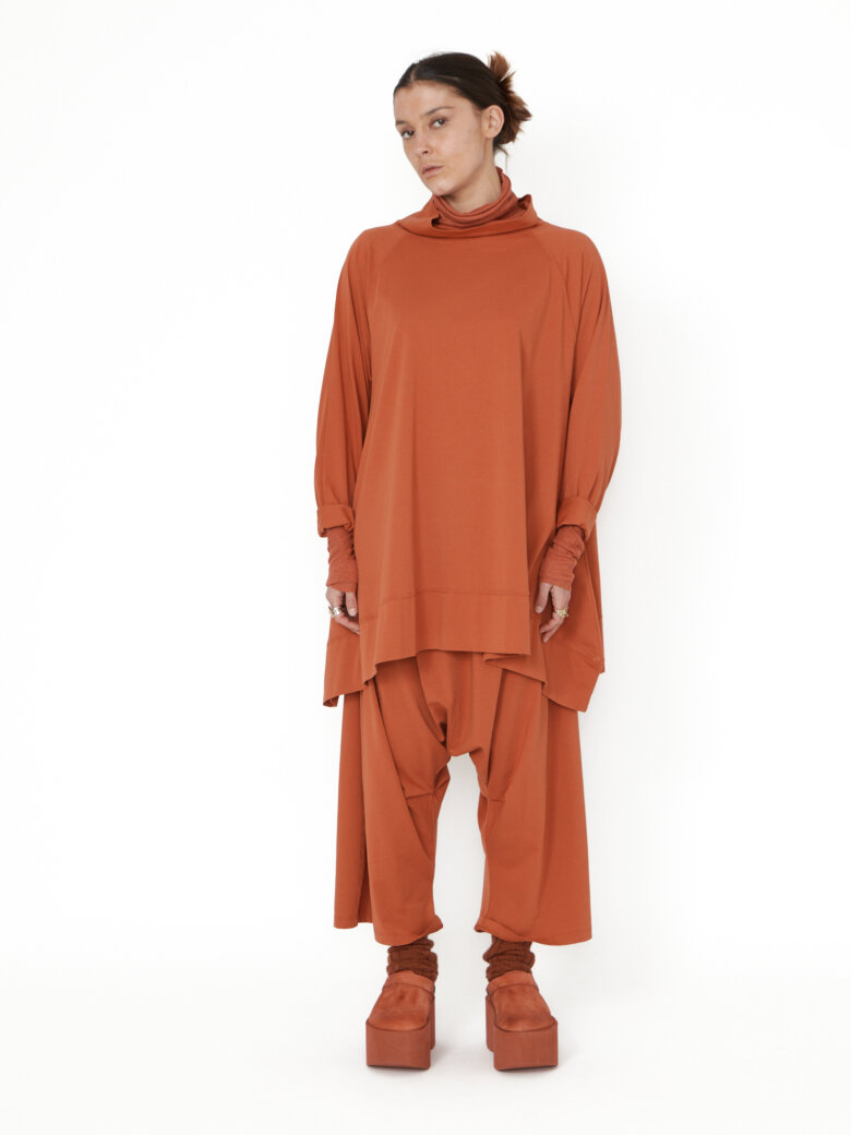 Sort Aarhus - Oversized blouse with a soft, high neckline
