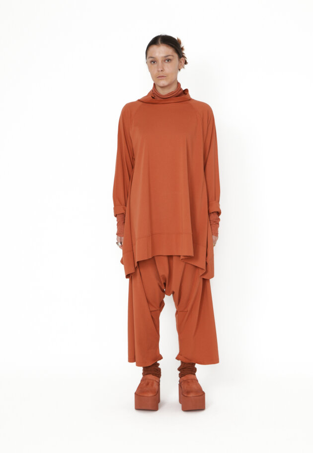 Sort Aarhus - Oversized blouse with a soft, high neckline