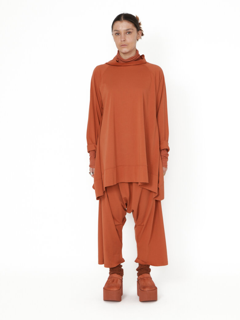 Sort Aarhus - Oversized blouse with a soft, high neckline
