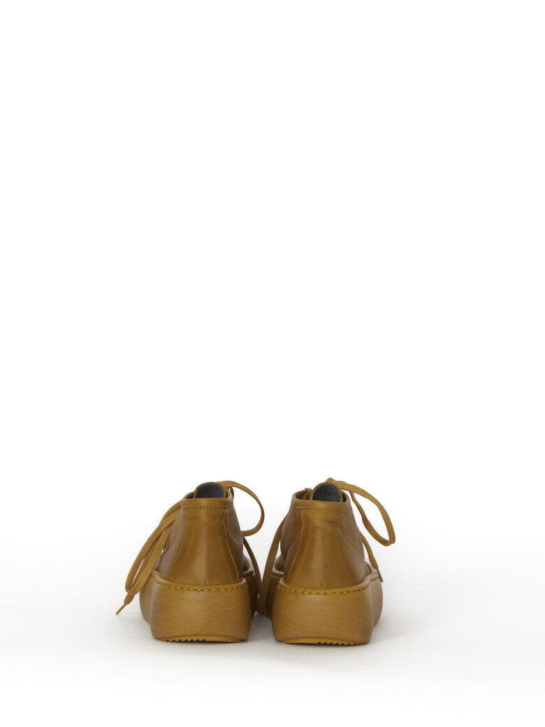 Lofina - Lace-up shoe with characteristic seam
