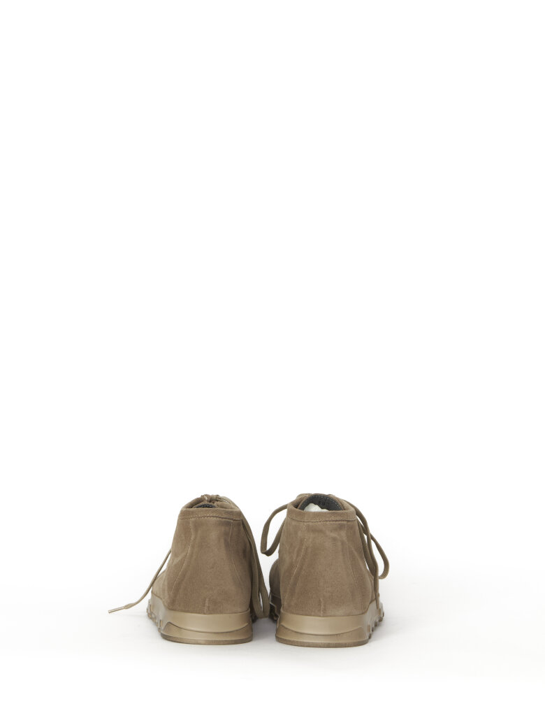 Lofina - Støvle i ruskind med snøre og markant syning