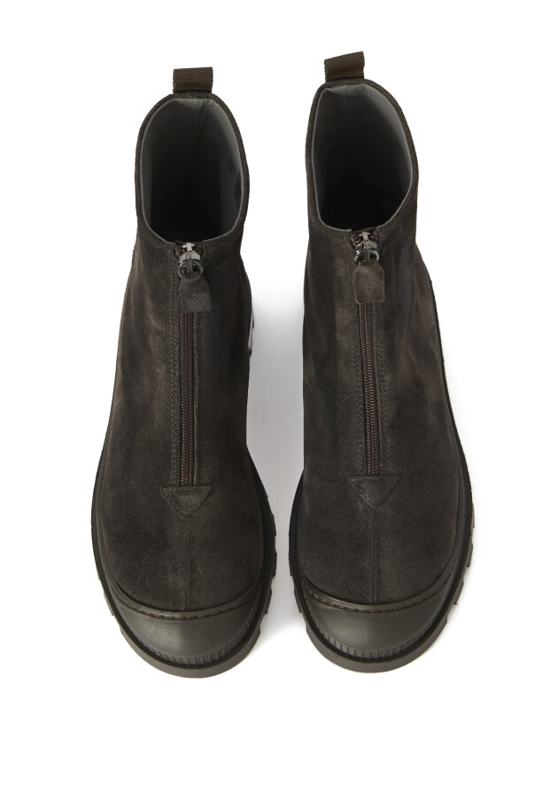 Lofina - Boot in suede with front zip and rubber sole