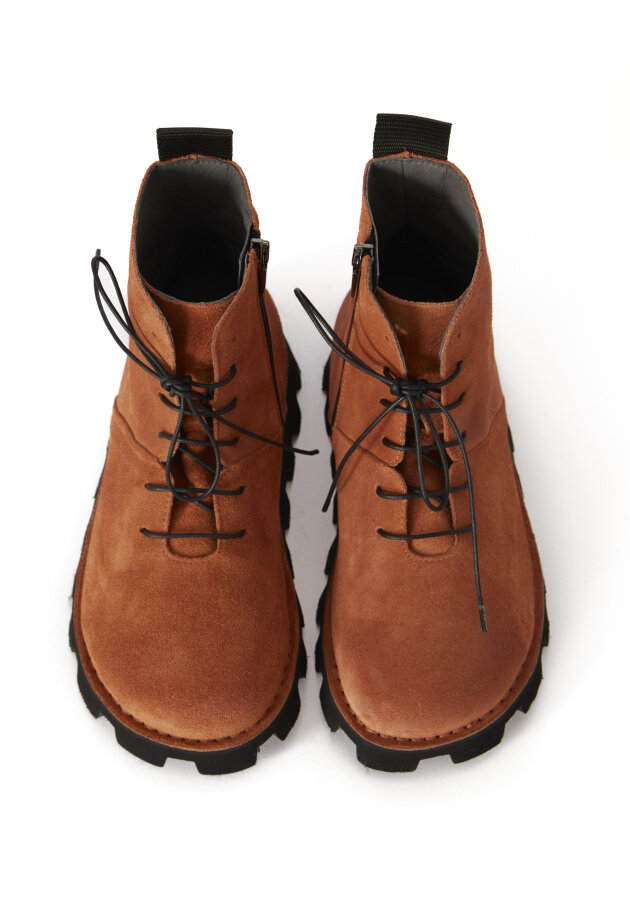 Lofina - Suede boot with laces