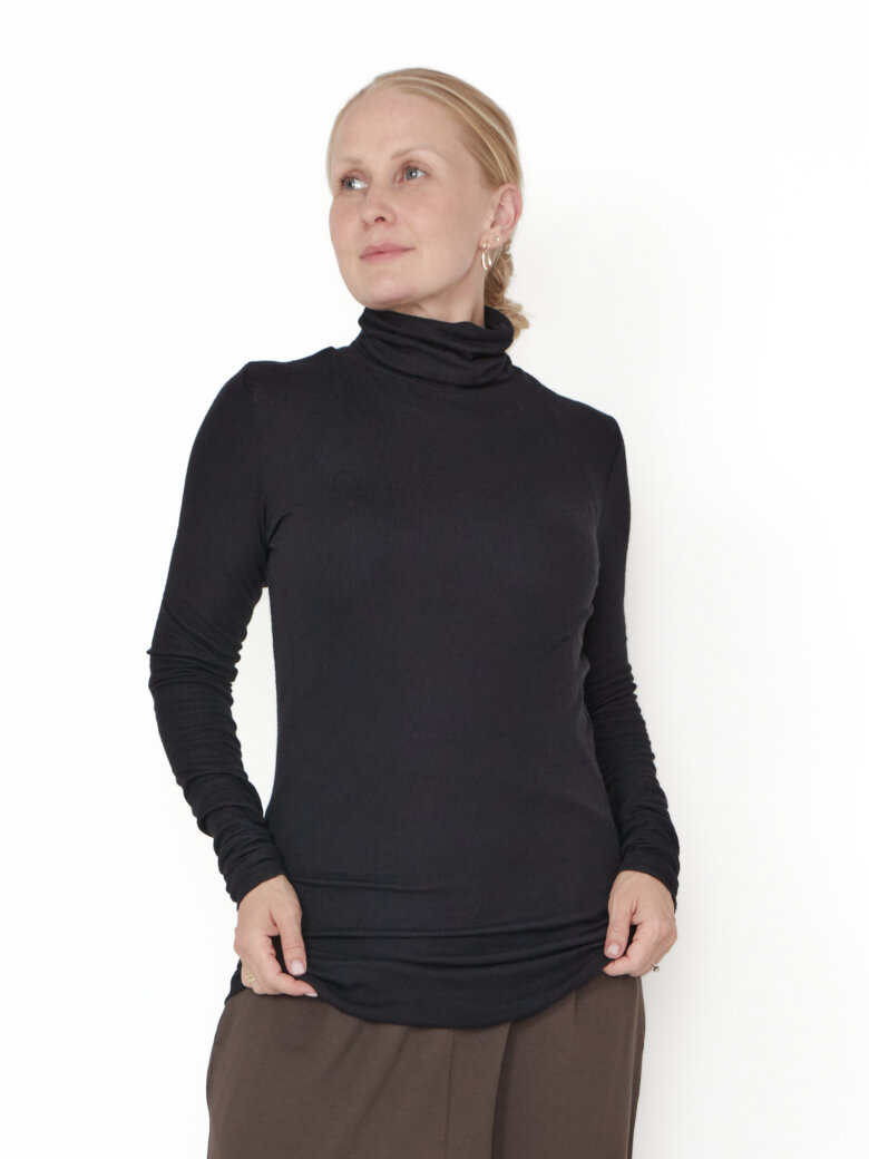 Sort Aarhus - Turtleneck blouse in modal/wool