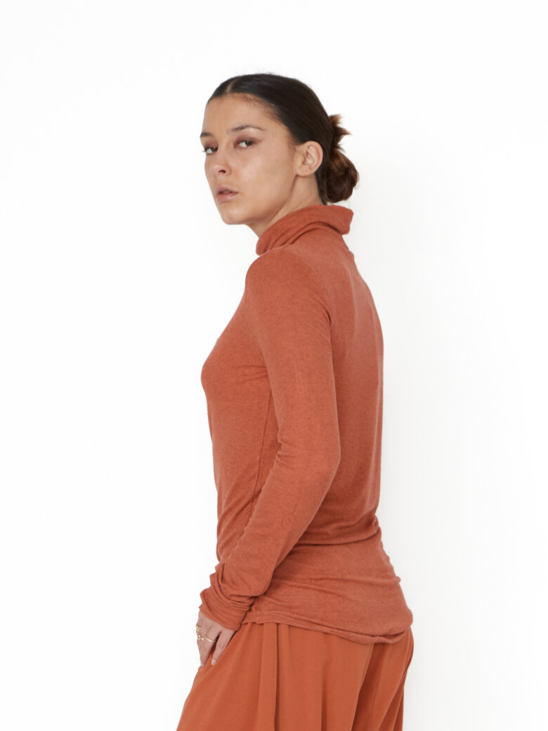 Sort Aarhus - Turtleneck blouse in modal/wool