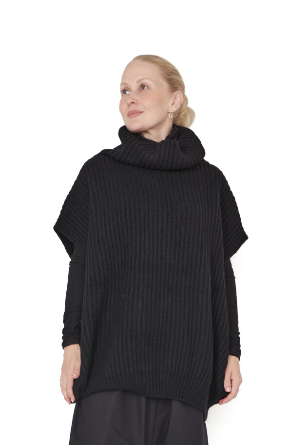 Sort Aarhus - Oversize knitted vest with roll neck Sort Aarhus - Oversize knitted vest with roll neck