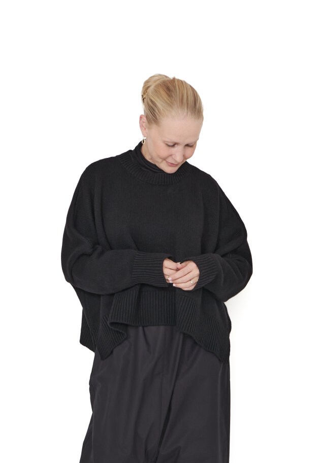 Sort Aarhus - Knitted wool blouse with cotton underlayer