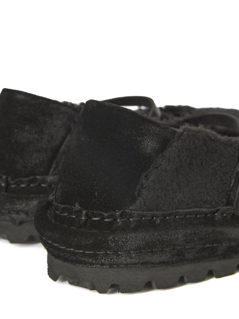 Sort Aarhus - Open fur/suede shoe with buckle