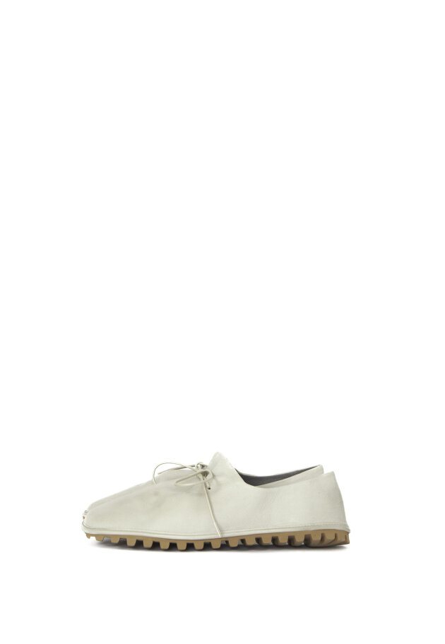 Shoe with laces and a flexible sole Shoe with laces and a flexible sole