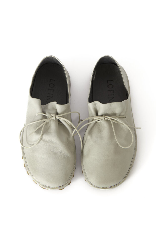 Shoe with laces and a flexible sole Shoe with laces and a flexible sole