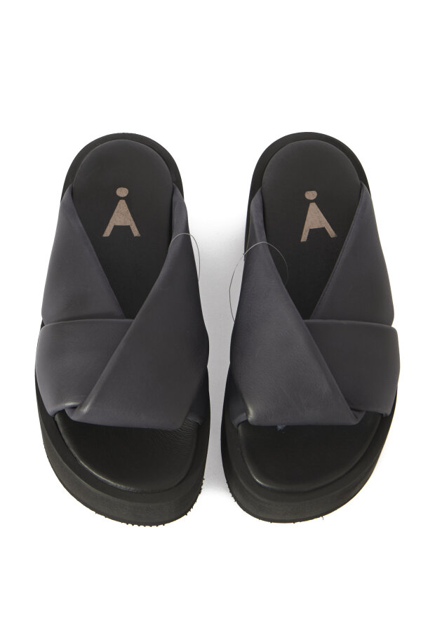 Sort Aarhus - Plateau sandal med krydsremme