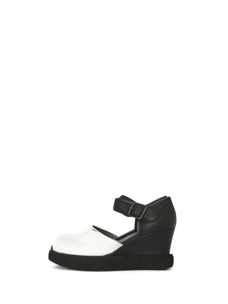 Sandal med kilehæl