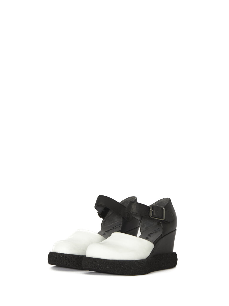 Sandal med kilehæl